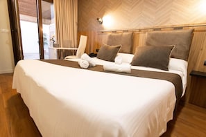 Memory foam beds, desk, blackout drapes, soundproofing - GCE Hoteles (Cartama)