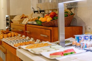 Se sirven desayunos, almuerzos y cenas; cocina española