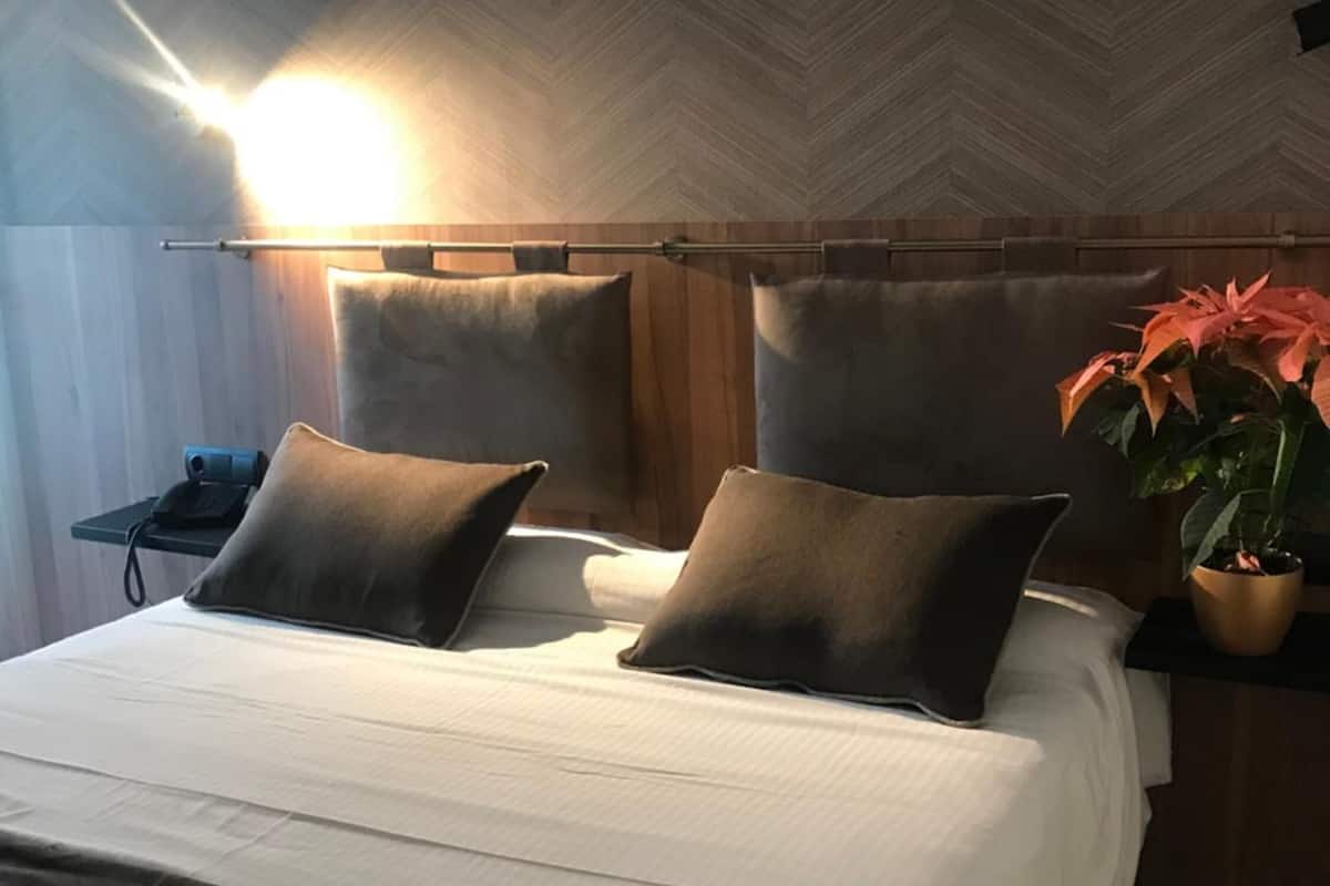 Bedden met traagschuimmatras, een bureau, verduisterende gordijnen