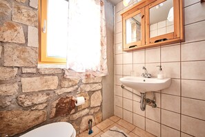 Quadruple Room | Bathroom