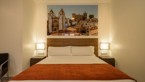 Schreibtisch, Verdunkelungsvorhänge, schallisolierte Zimmer