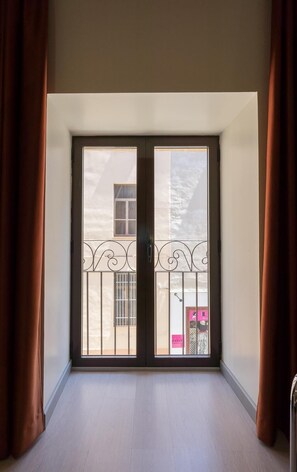 Individually decorated, individually furnished, desk, blackout curtains - Baluart Apartments (Cáceres)