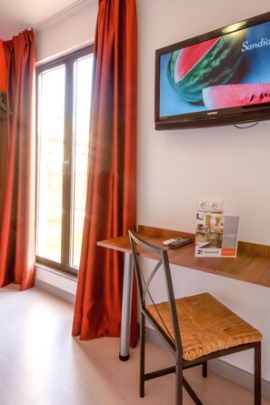 32-inch LCD TV with digital channels, TV - Baluart Apartments (Cáceres)