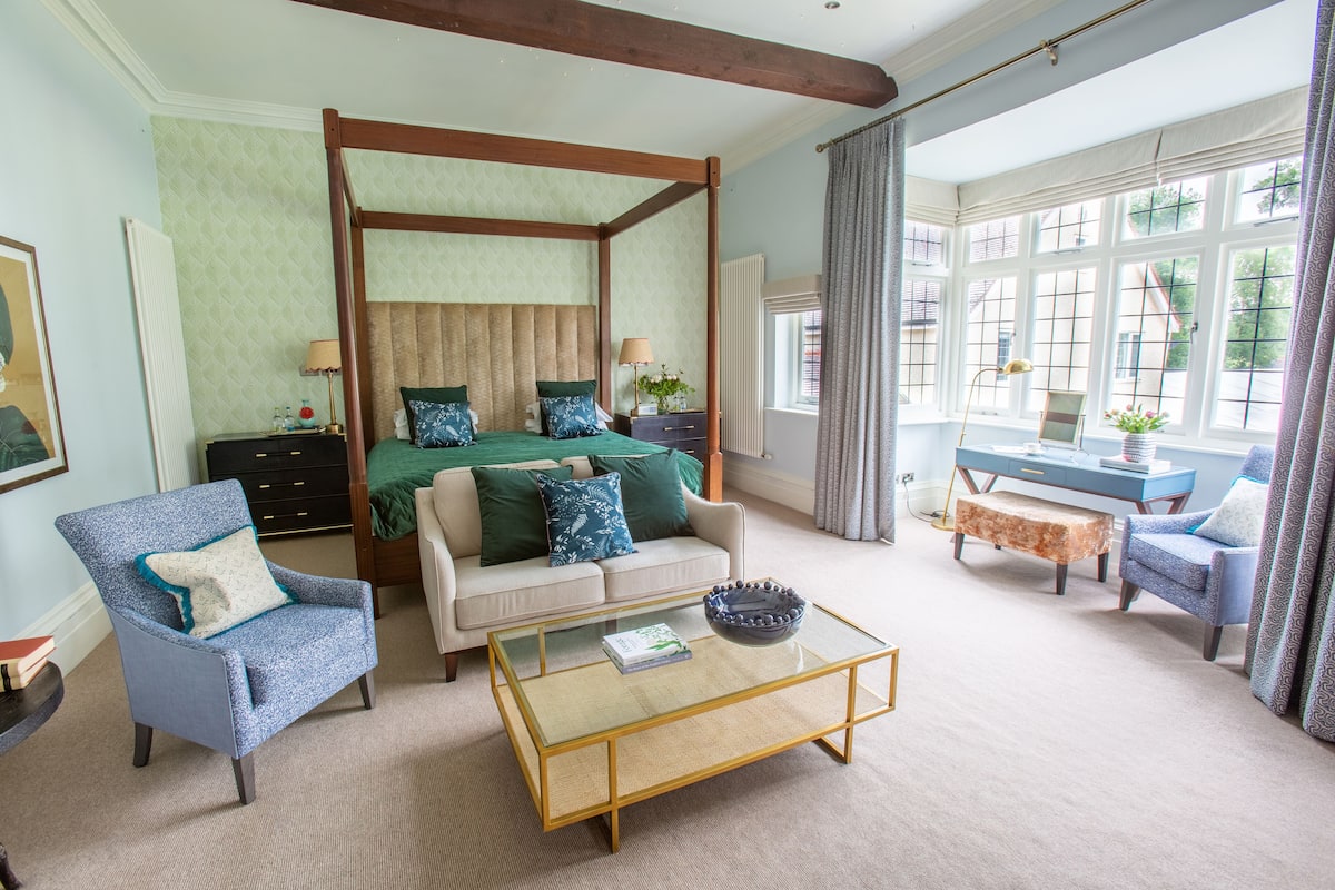 luxury suite (four poster bed) | hypo-allergenic bedding, pillow-top beds, individually decorated