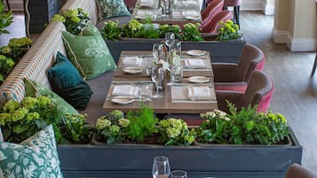 Petit-déjeuner, déjeuner et dîner servis sur place, vue sur le jardin