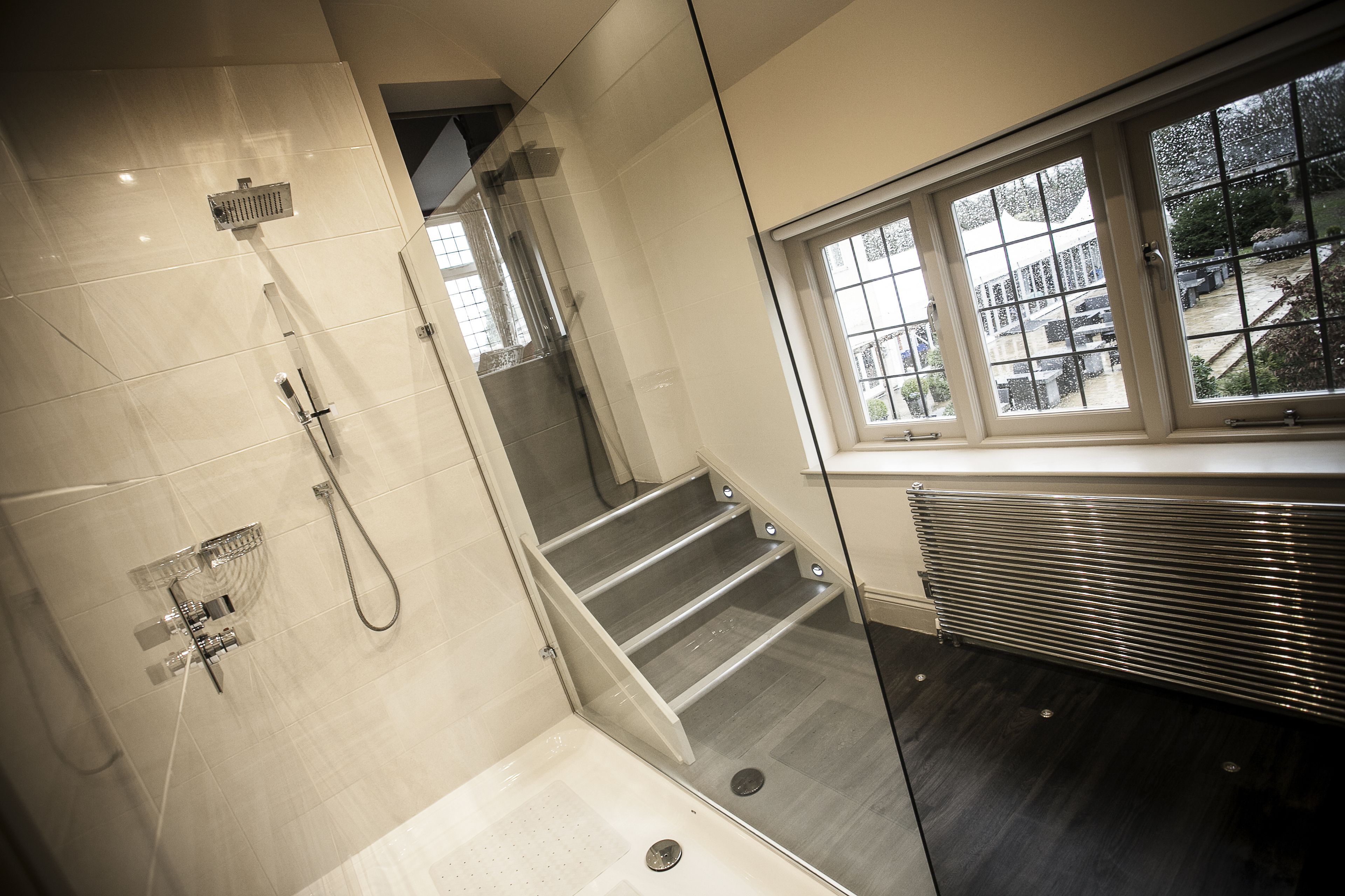 Duschwanne, Designer-Toilettenartikel, Haartrockner, Handtücher