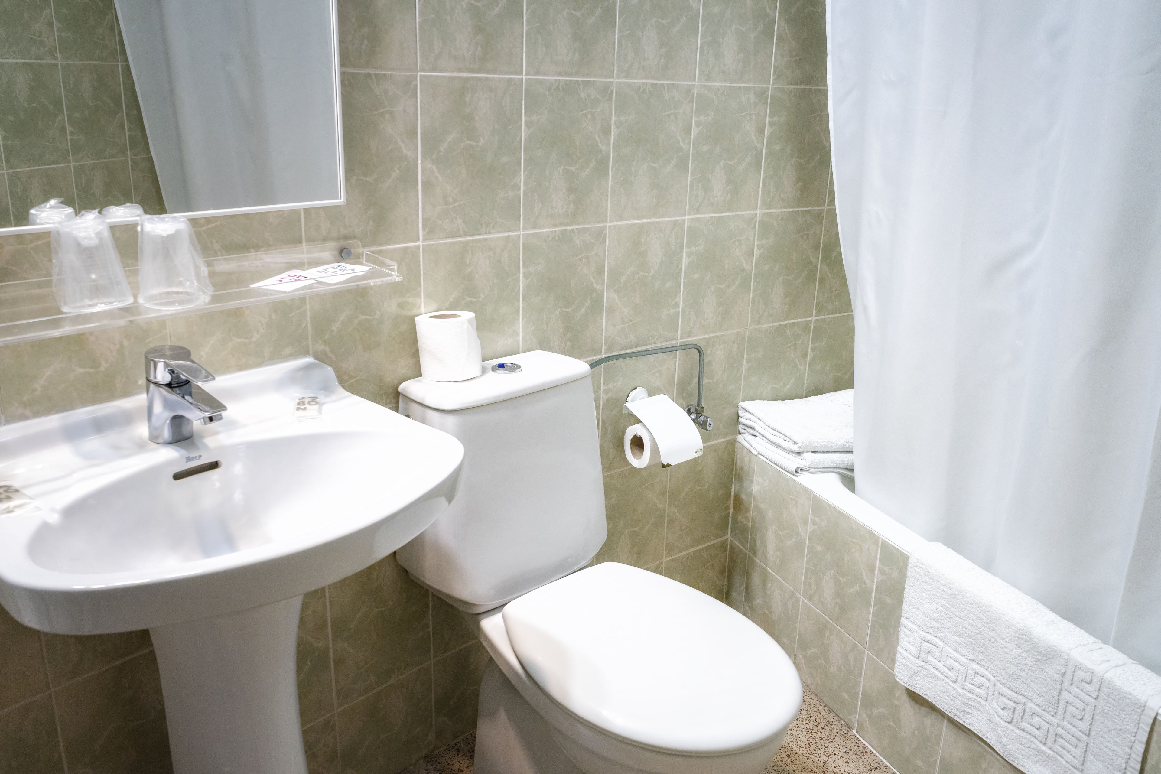 triple room | bathroom | bathtub, free toiletries, hair dryer, towels