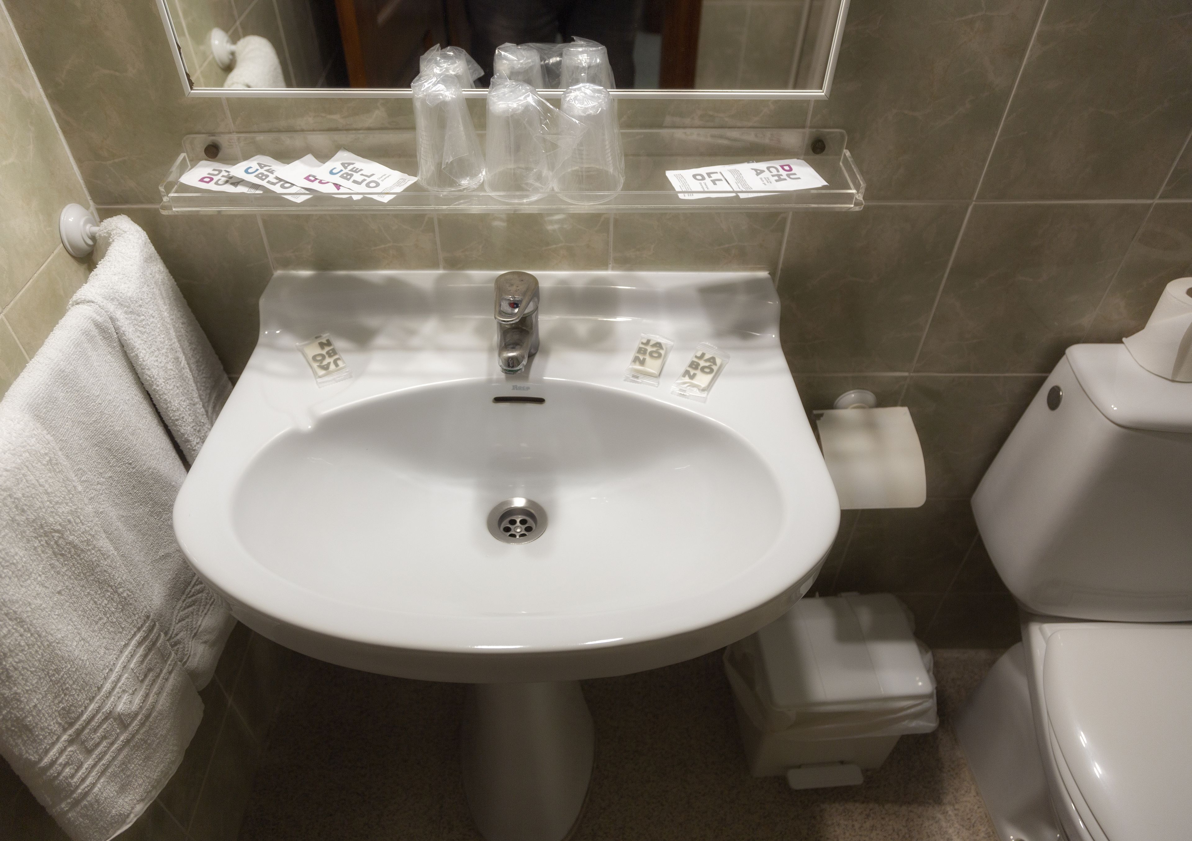triple room | bathroom | bathtub, free toiletries, hair dryer, towels