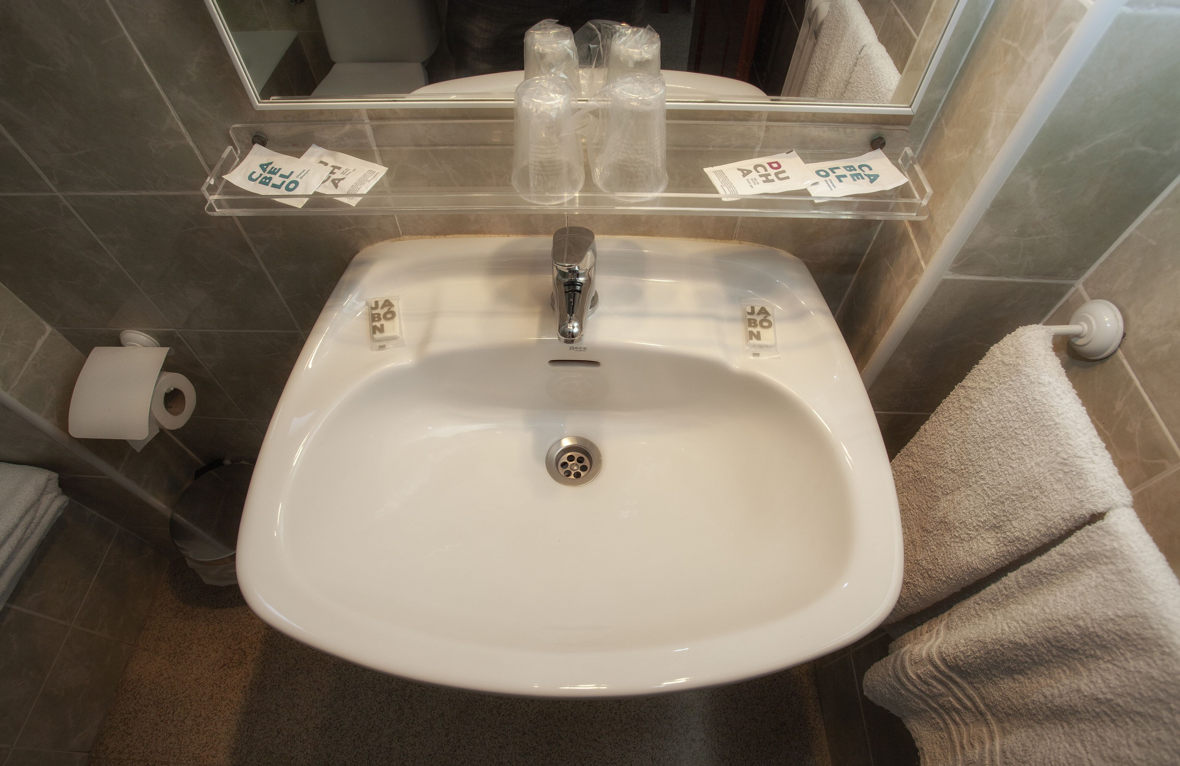 double room (cama matrimonio) | bathroom | bathtub, free toiletries, hair dryer, towels