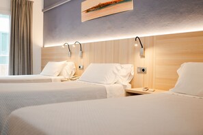 Chambre Triple | Coffres-forts dans les chambres, rideaux occultants, Wi-Fi gratuit