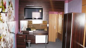 42-inch flat-screen TV with cable channels, TV - Sunny Hotel (Poznan)