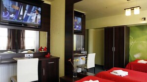 Desk, iron/ironing board, WiFi (free) - Sunny Hotel (Poznan)