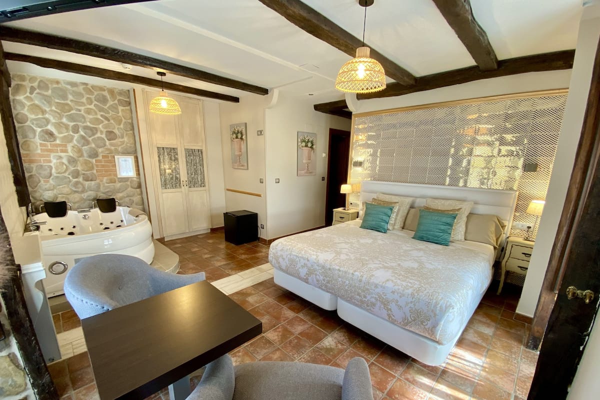 Suite, Accessible, Hot Tub