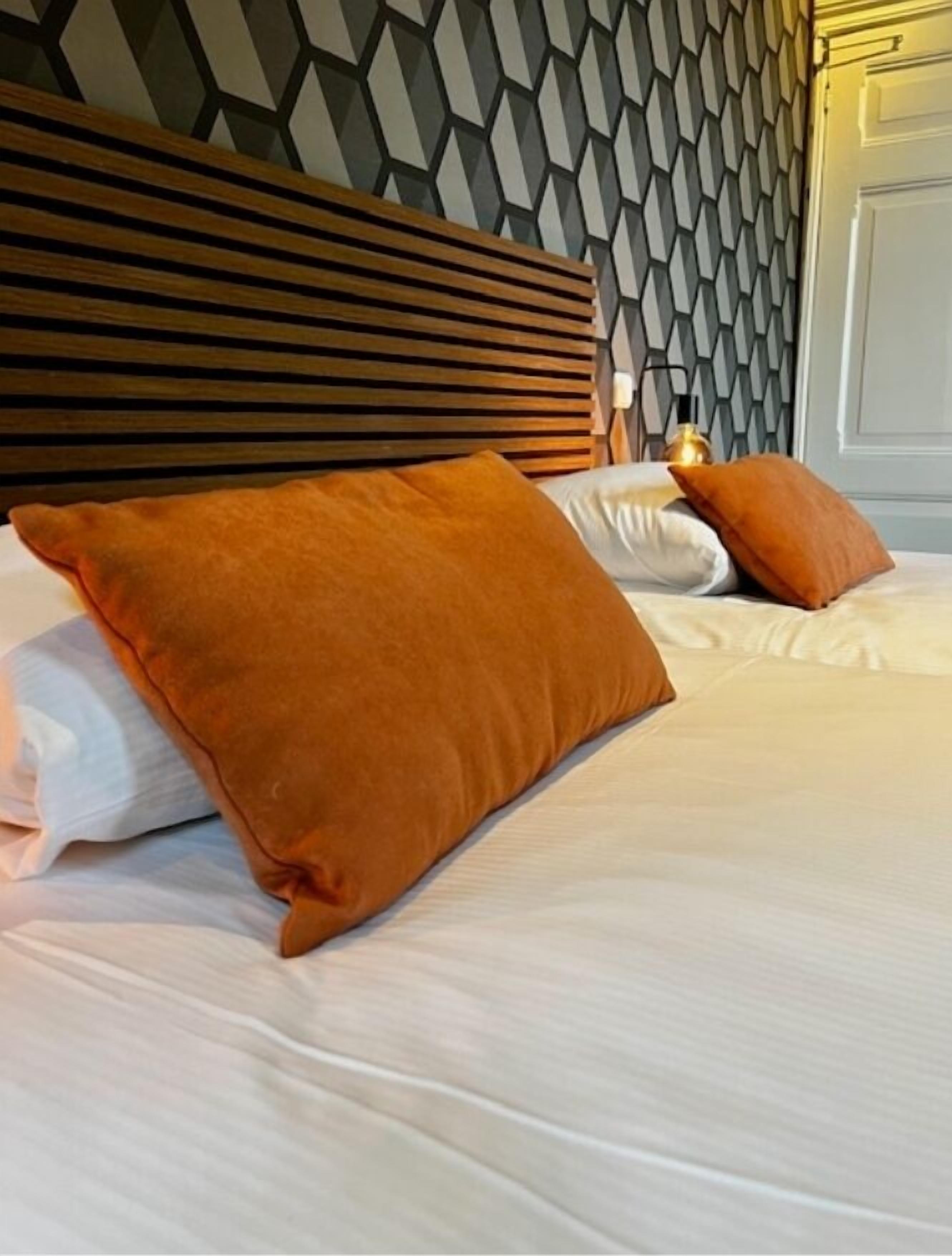 Habitación Confort con 1 cama matrimonial o 2 individuales | Escritorio, tabla de planchar con plancha, cunas y camas extra 