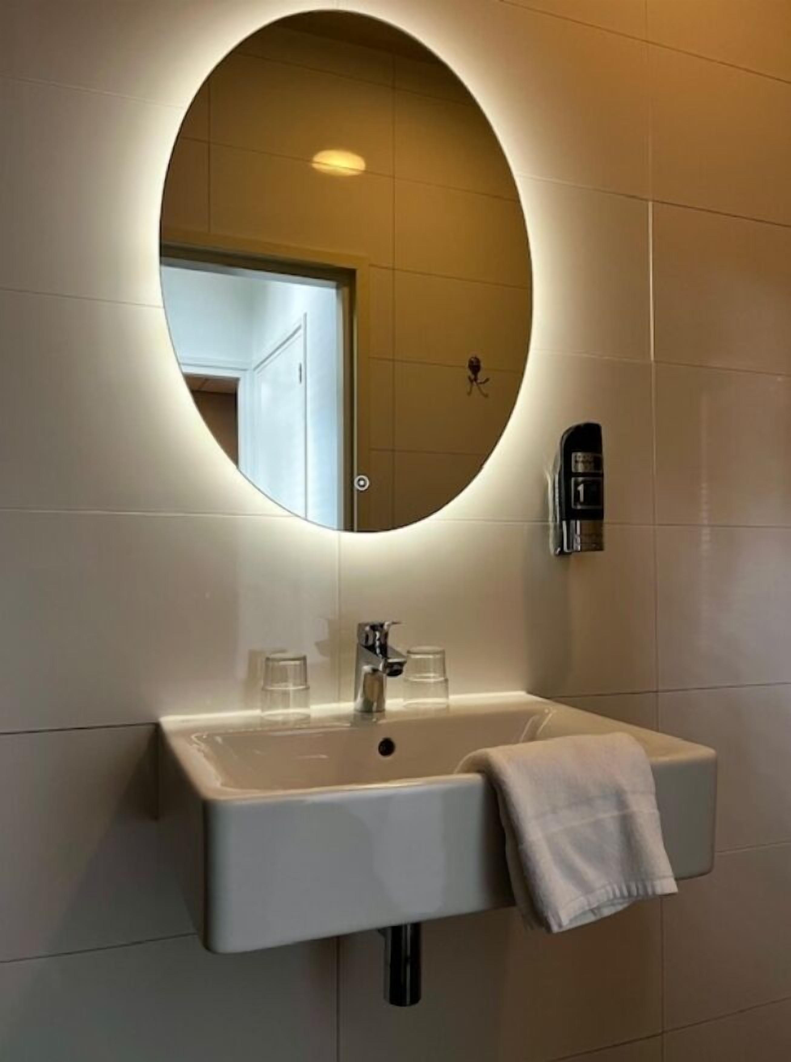 Camera Comfort con letto matrimoniale o 2 letti singoli | Bagno | Doccia, asciugacapelli, asciugamani