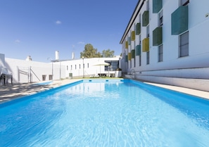 Seasonal outdoor pool - Albergue Inturjoven Constantina - Hostel (Constantina)