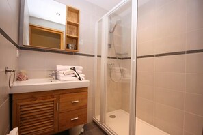 Gratis toiletartikelen, een haardroger, handdoeken