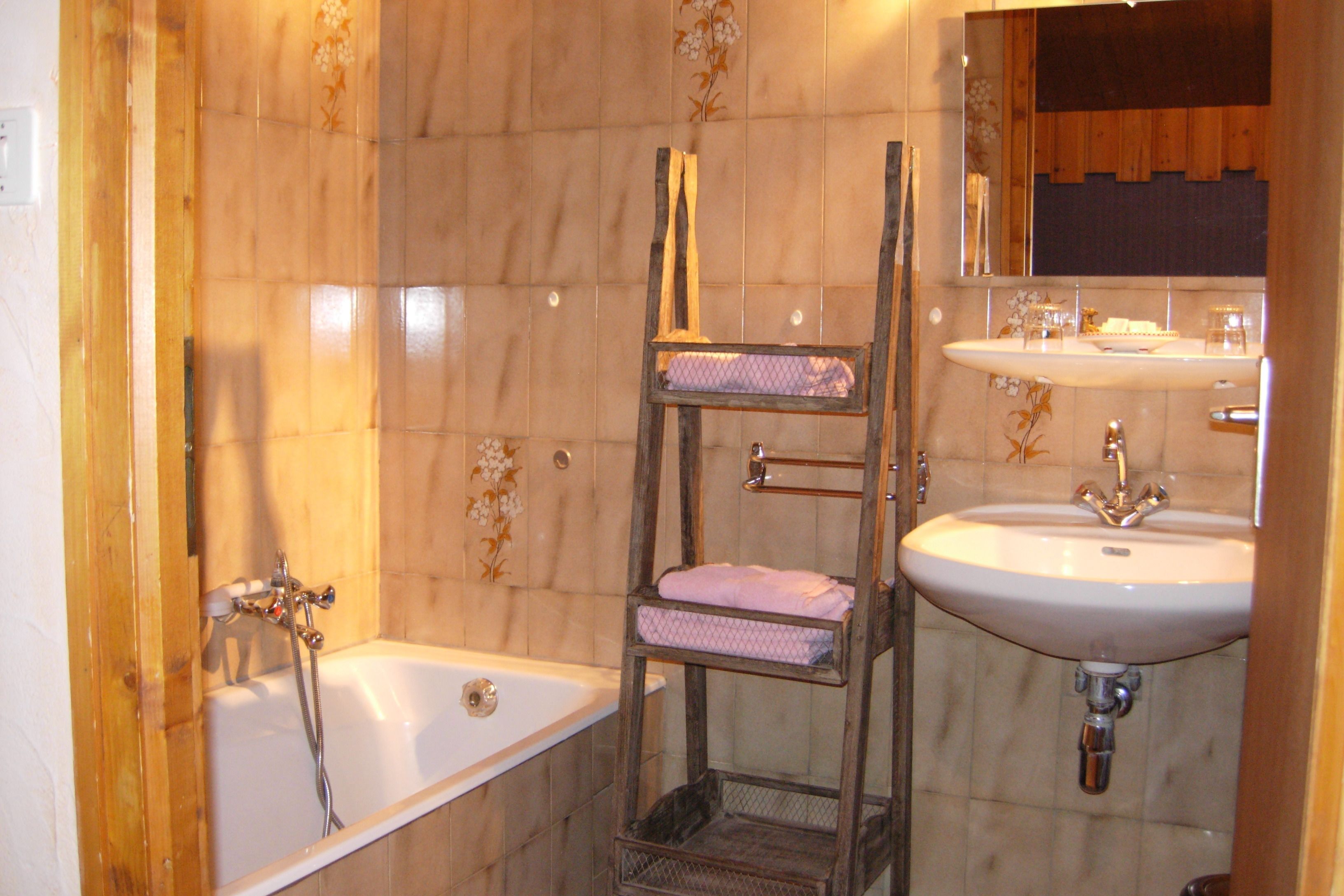 family room, multiple beds | safe