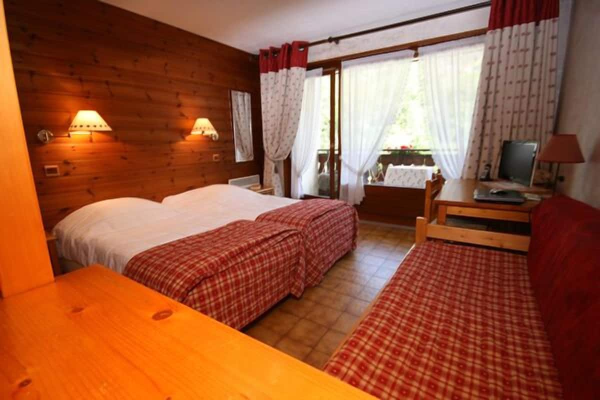 triple room, 3 single beds | in-room safe, individually decorated, free cots/infant beds, free wifi