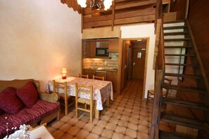 Duplex, Multiple Beds, Non Smoking, Mountain View | Living room | Flat-screen TV