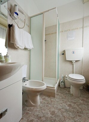 Shower, free toiletries, hair dryer, bathrobes - Residence Ciampino (Rome)