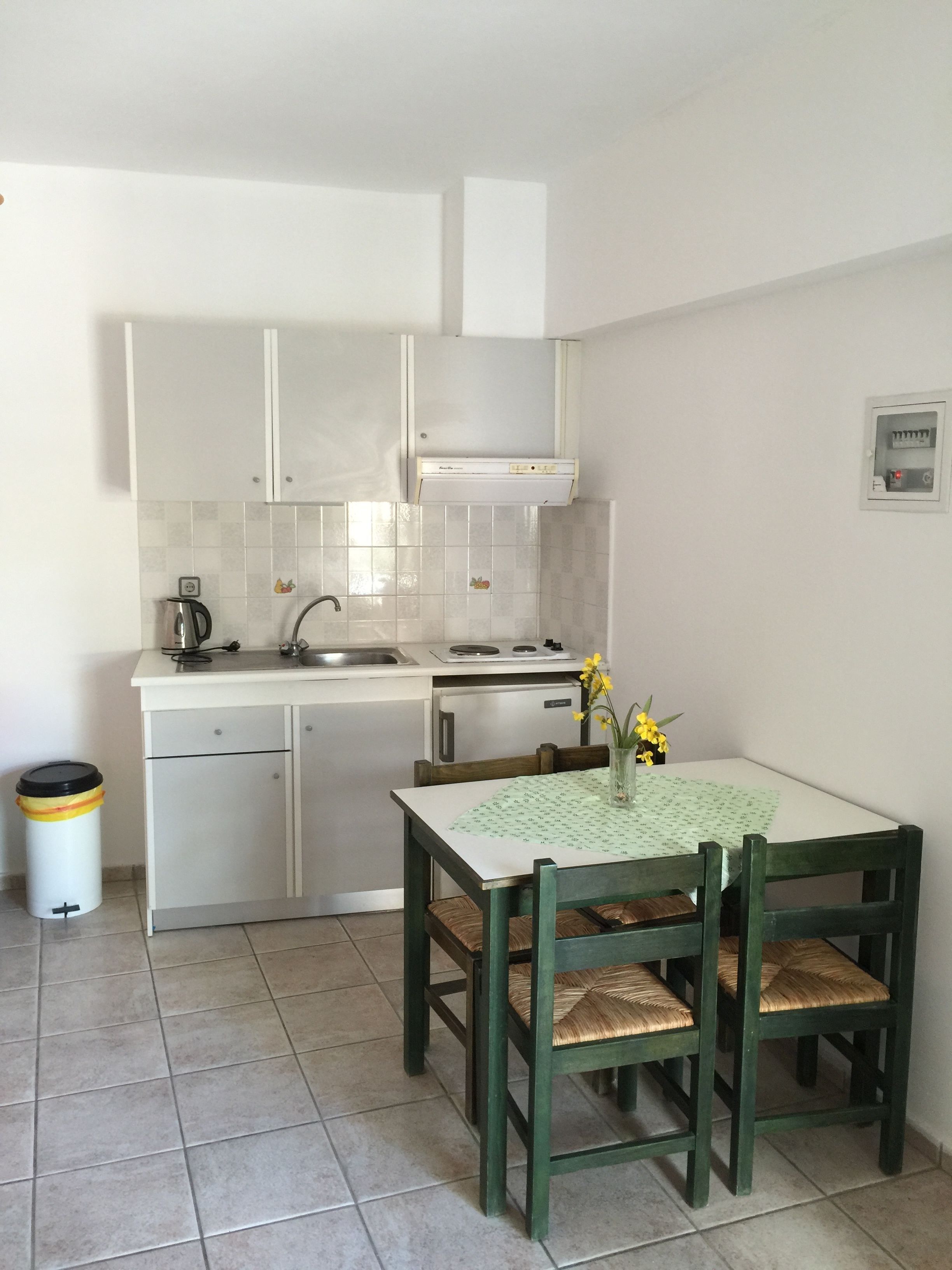 Fridge, stovetop, coffee/tea maker, electric kettle