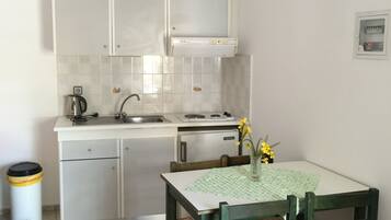 Fridge, stovetop, coffee/tea maker, electric kettle