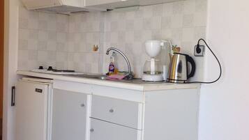 Refrigerador, parrilla de estufa, cafetera y tetera y tetera eléctrica