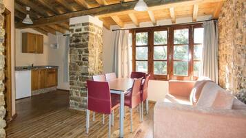 Bangalô básico, banheiro privativo | Sala de estar