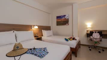 Familie tweepersoonskamer | Een kluis op de kamer, een bureau, een laptopwerkplek