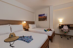 Kahden hengen perhehuone | Tallelokero huoneessa, työpöytä