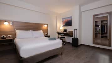 Een kluis op de kamer, een bureau, een laptopwerkplek