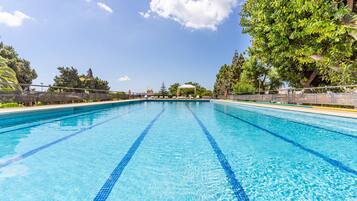 En säsongsöppen utomhuspool