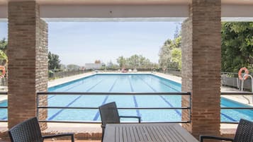 Una piscina al aire libre de temporada