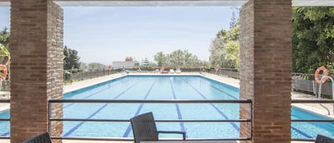 Una piscina al aire libre de temporada