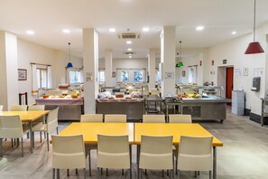 Petit déjeuner et dîner servis sur place