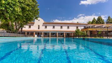 En säsongsöppen utomhuspool