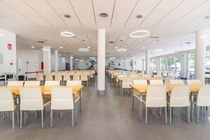 Breakfast, lunch and dinner served - Albergue Inturjoven Sevilla - Hostel (Seville)