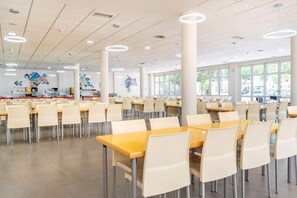 朝食、ランチ、ディナーに営業