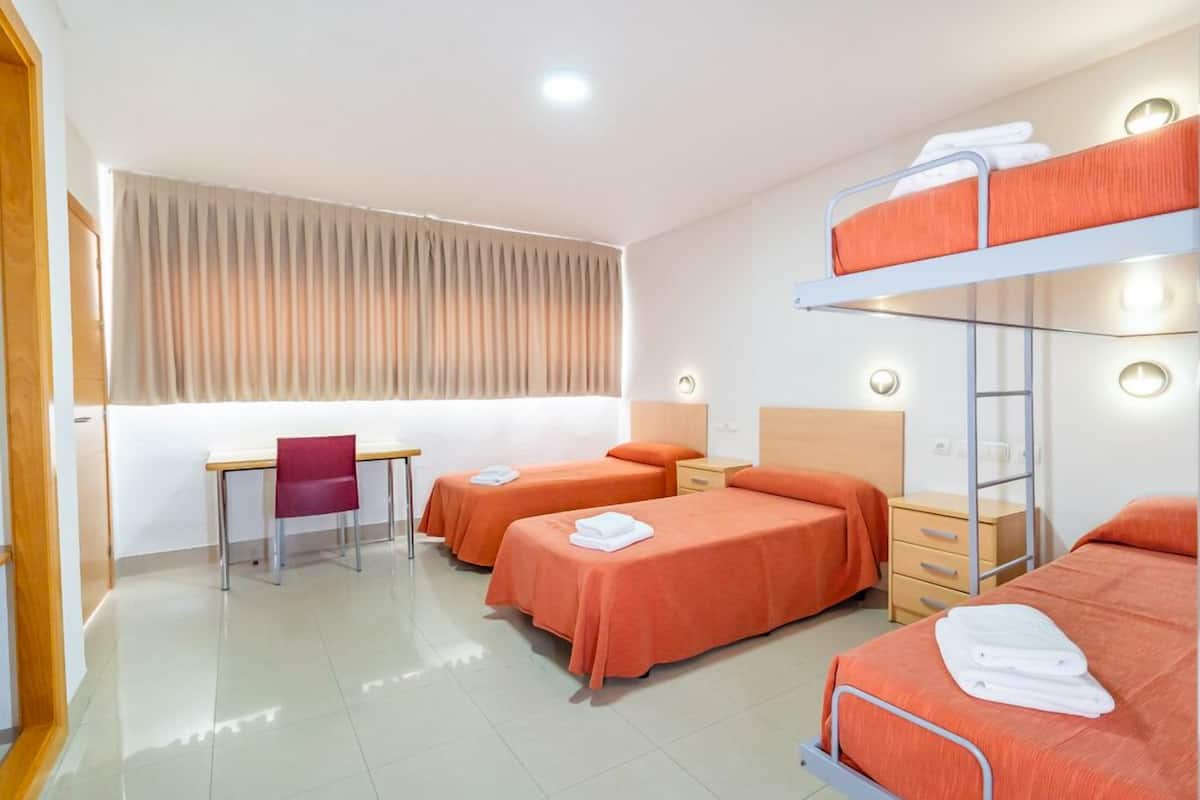 Cots/infant beds, WiFi, bed sheets