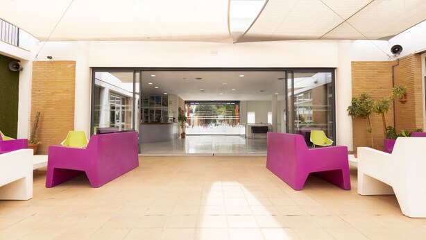 A spacious lobby with modern seating and a clear view into the building. - Albergue Inturjoven Sevilla - Hostel (Seville)