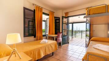 Habitación triple básica, baño privado | Ropa de cama