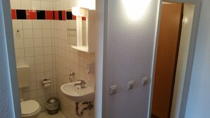 Chambre quadruple | Salle de bain | Douche, séchoir à cheveux, serviettes fournies