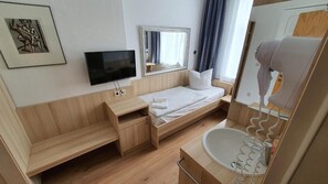 Chambre simple de base | Bureau, rideaux d’obscurcissement, fer et planche à repasser
