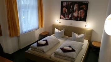 Escritorio, cortinas blackout y tabla de planchar con plancha
