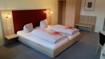 Camera doppia | Una scrivania, tende oscuranti, ferro/asse da stiro