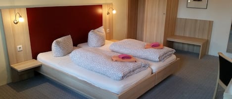 Tweepersoonskamer | Een bureau, verduisterende gordijnen, een strijkplank/strijkijzer