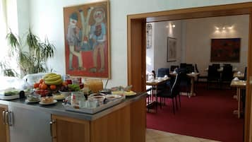 Colazione a buffet, servita tutte le mattine (10 EUR a persona)