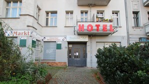 Un hotel con un llamativo letrero que dice 'HOTEL' sobre la entrada.