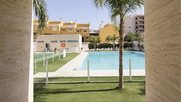 Una piscina al aire libre de temporada